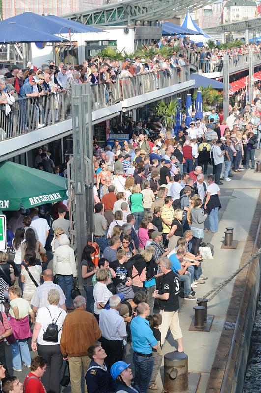 3300_3229 Eine Menschenmenge steht zum Hafengeburtstag an den St. Pauli Landungsbrücken. | Hafengeburtstag Hamburg - groesstes Hafenfest der Welt